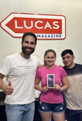 Cliente retirando o aparelho na Lucas Magazine Tech em Inhumas